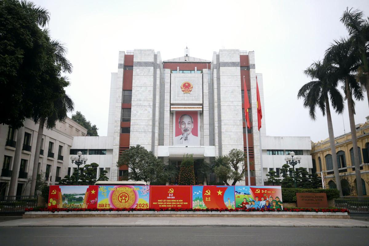 Các tuyến phố như Hoàng Diệu, Hùng Vương, Đinh Tiên Hoàng, Thanh Niên, Điện Biên Phủ... rực rỡ sắc đỏ của cờ, băng rôn, khẩu hiệu, pano.