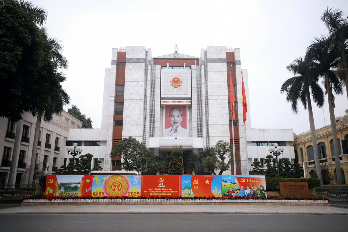 Các tuyến phố như Hoàng Diệu, Hùng Vương, Đinh Tiên Hoàng, Thanh Niên, Điện Biên Phủ... rực rỡ sắc đỏ của cờ, băng rôn, khẩu hiệu, pano.