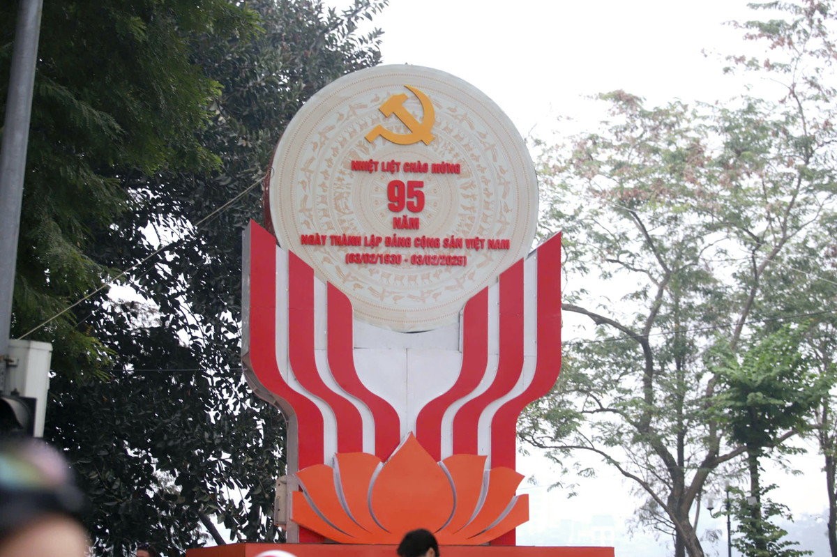 Những ngày này, nhiều tuyến phố Hà Nội đã khoác lên mình màu áo mới, rực rỡ cờ hoa đón chào xuân mới Ất Tỵ 2025 và chào mừng 95 năm Ngày thành lập Đảng Cộng sản Việt Nam (3/2/1930 – 3/2/2025).