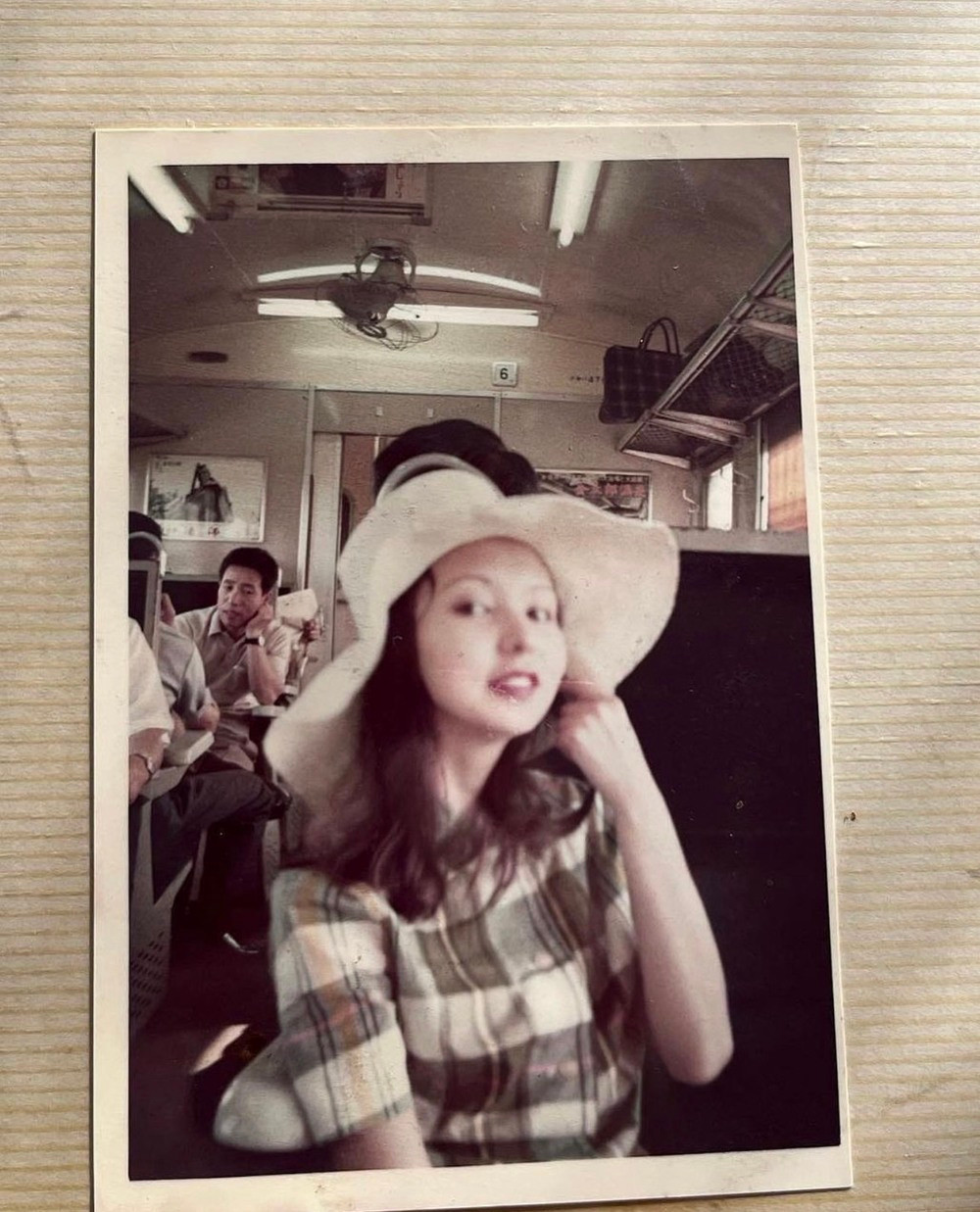 Dù là ảnh mặc trang phục công sở hay ảnh thường ngày ở ga tàu cũng vô cùng nổi bật.