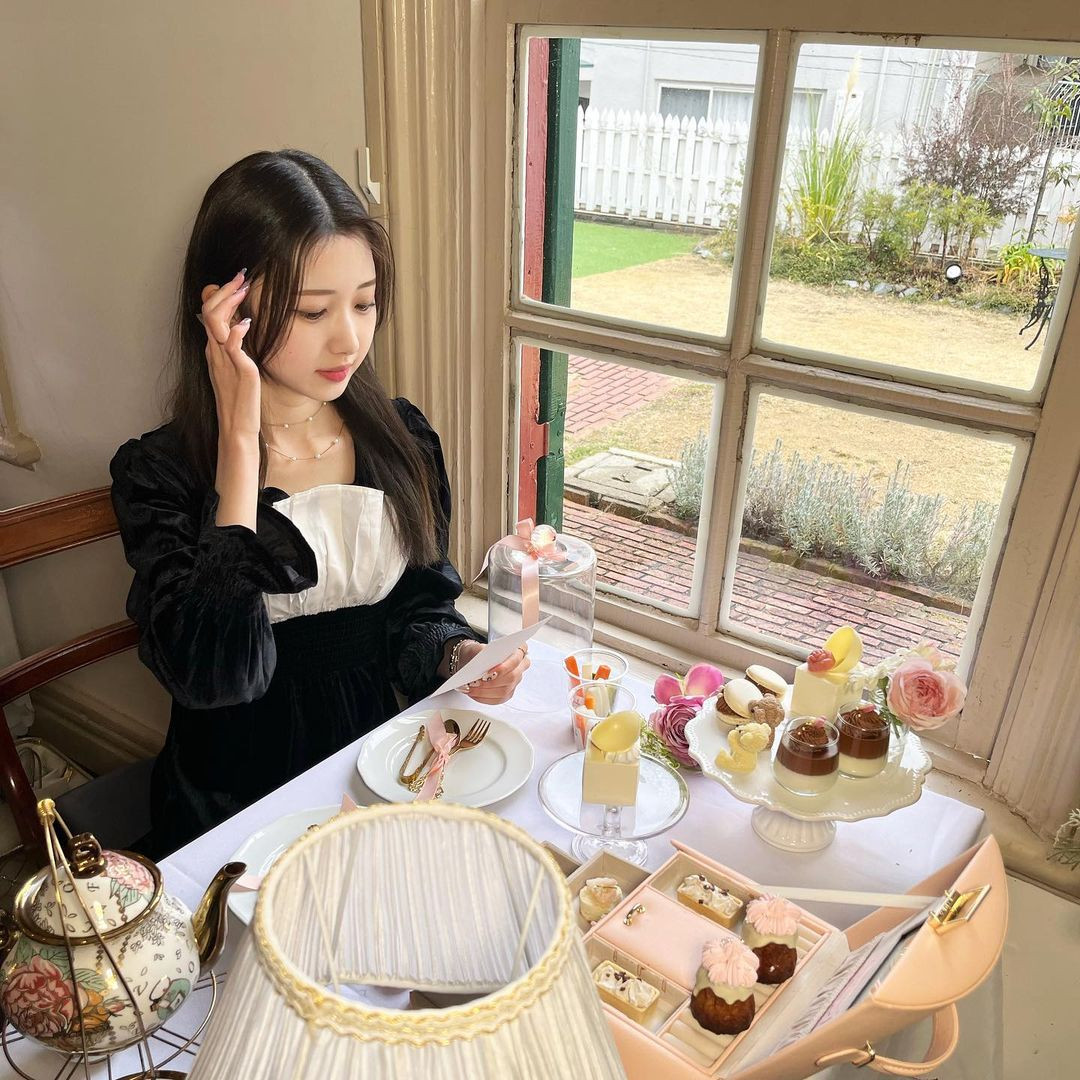 “Tự hào về bà. Khi tôi đưa ảnh của bà lên nó đã rất nổi tiếng và tôi đã nhận được rất nhiều bình luận khen ngợi của mọi người. Bà tôi đã rất vui. Bà nấu ăn ngon nhất thế giới trong đó đồ chiên là ngon nhất. Từ 18h ngày 30 đến giao thừa tôi đã được thưởng thức ngập tràn các món ăn tại nhà của bà. Nào là cua, yakiniku, gyoza, kem, udon, tiệc đồ ngọt, soba đêm giao thừa, baumkuchen, bánh ngọt. Tôi đã rất vui khi được ăn các món bà nấu không ngừng.” - cô cháu gái chia sẻ trên trang Instagram cá nhân.