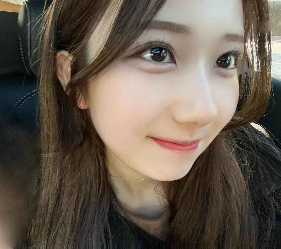 Thời gian gần đây, mạng xã hội rần rần trào lưu khoe ảnh của ông bà, bố mẹ chụp từ cách đây vài chục năm. Nhiều bạn trẻ đã sưu tầm ảnh của người lớn trước đây và ghép vào với ảnh của mình hiện tại để so sánh.