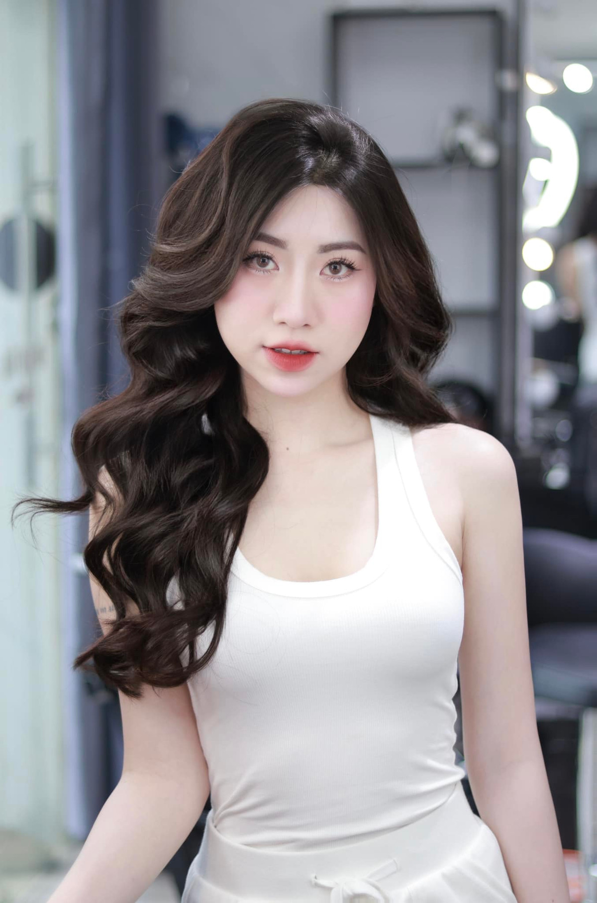 Nguyễn Nụ rất thân thiết với anh trai Văn Toàn. Cô cũng trực tiếp ra sân vận động để cổ vũ cho anh trai thi đấu. Còn khi nam cầu thủ thi đấu xa nhà, em gái sẽ nhắn tin động viên tinh thần anh.