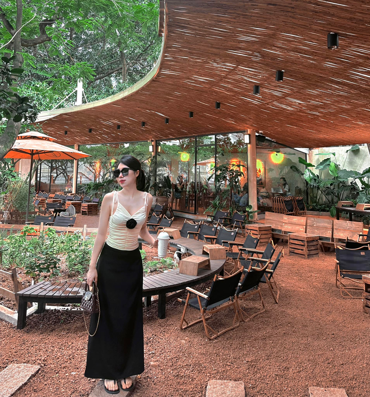 Nguyễn Nụ hiện có hơn 60 nghìn người theo dõi trên Facebook, hơn 16 nghìn người theo dõi trên Instagram. Mỗi bức ảnh mà cô đăng lên đều nhận được cả nghìn lượt thích và “cơn mưa lời khen” về ngoại hình.