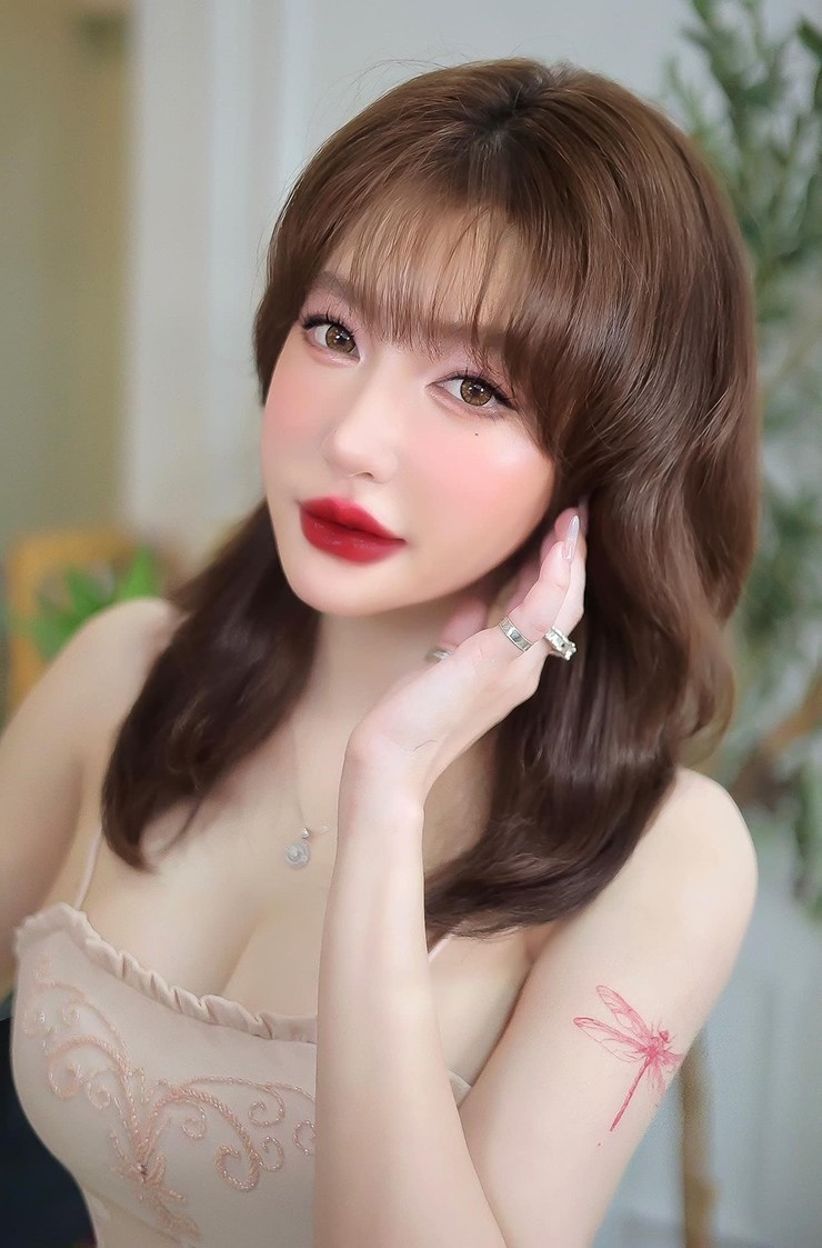 Dù trải qua nhiều biến cố, Elly Trần vẫn duy trì sự nghiệp và chăm sóc tốt cho các con.