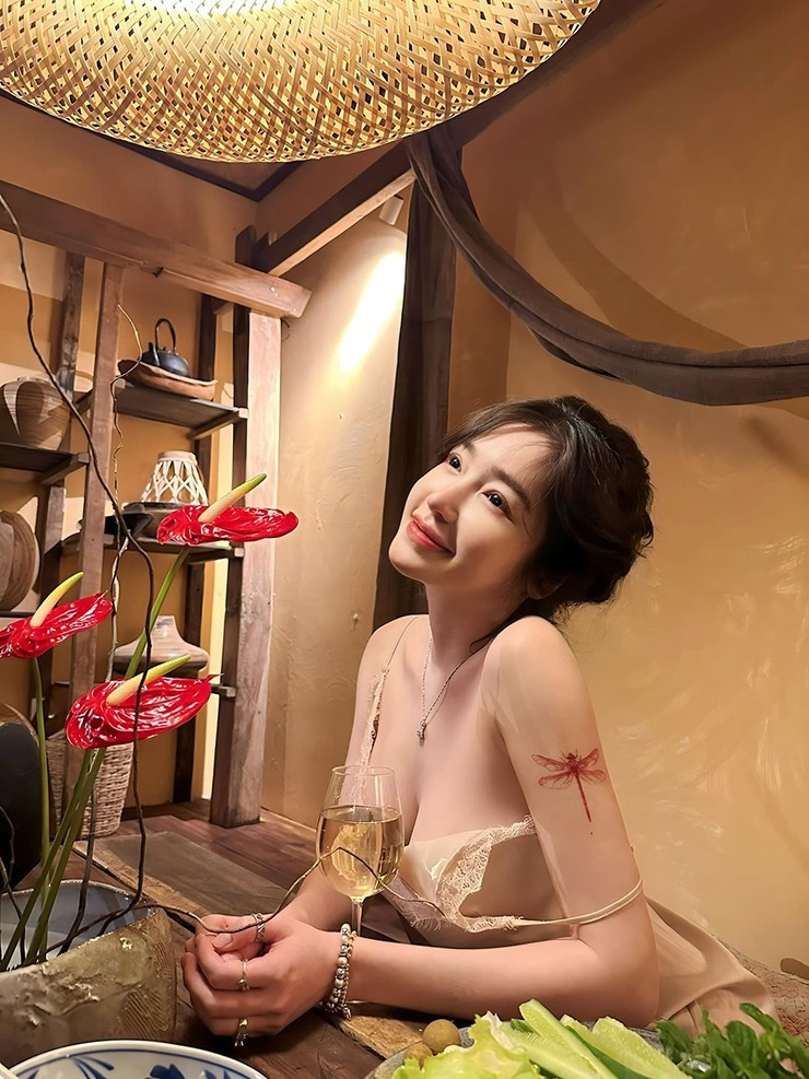 Elly Trần là một trong những hot girl tiên phong trong phong cách gợi cảm, quyến rũ của showbiz Việt.