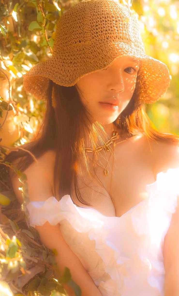 Elly Trần, tên thật là Nguyễn Kim Hồng, sinh ngày 6/8/1987, là một trong những hot girl đời đầu, sở hữu nhan sắc và thân hình bốc lửa.