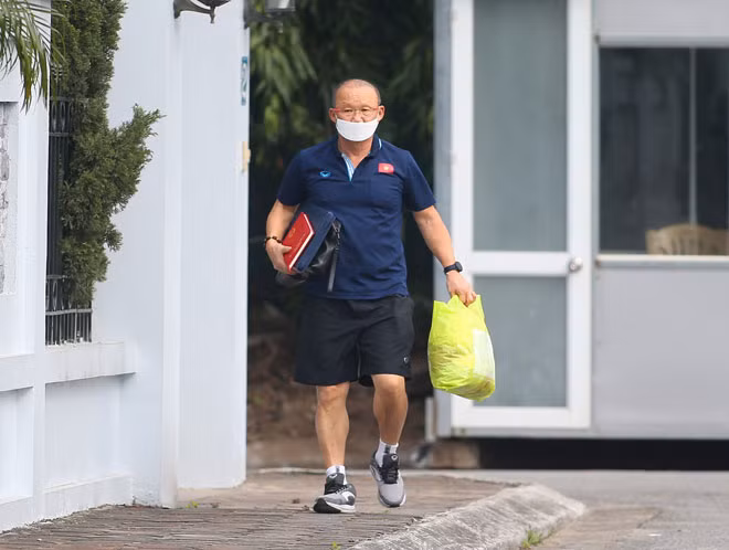 HLV Park Hang Seo tu cach ly phong COVID-19 du suc khoe binh thuong