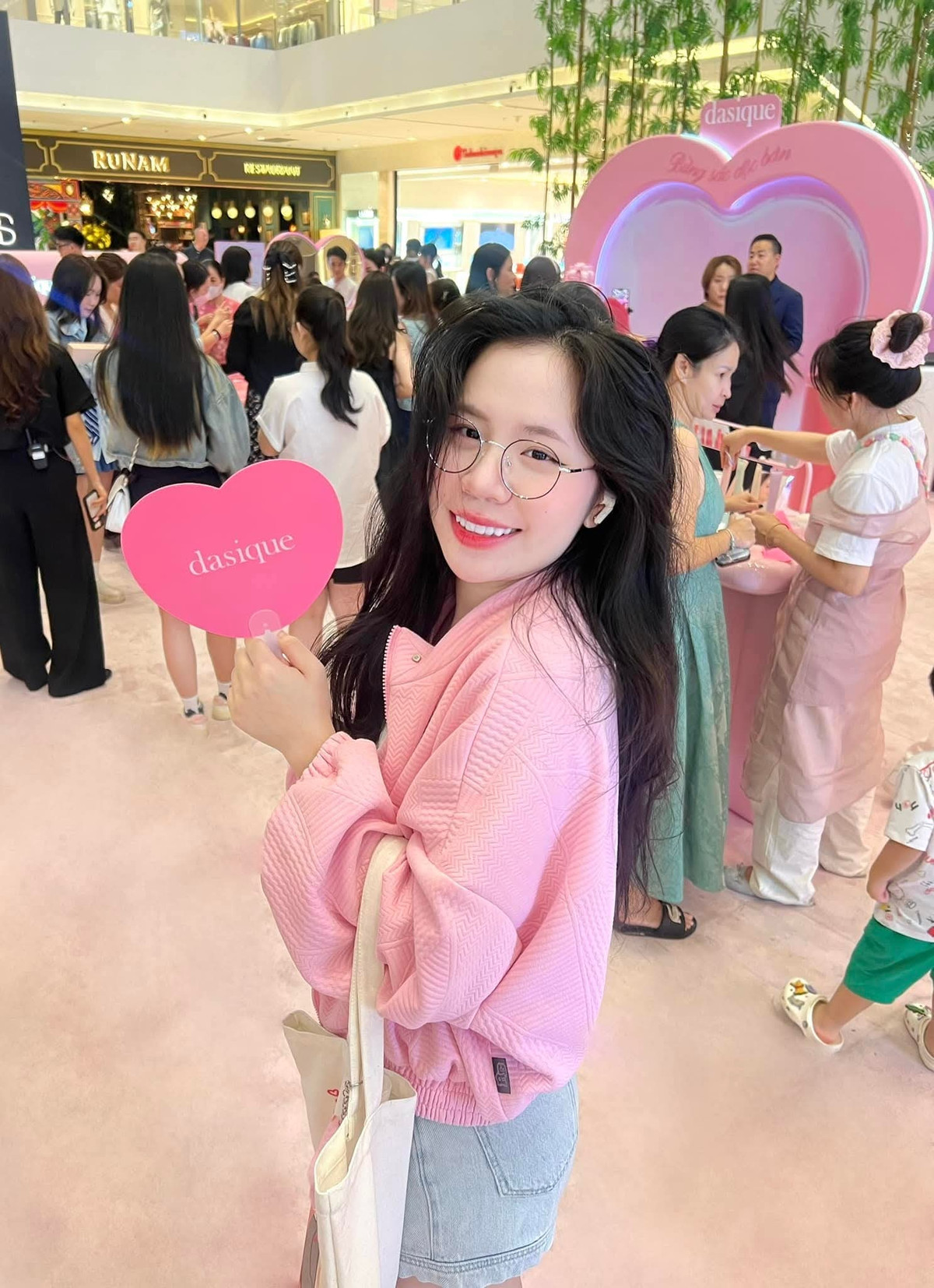 Sammy Đào và bạn trai được nhiều người nhận xét là trai tài, gái sắc rất xứng đôi và được ủng hộ bởi những nội dung giải trí vừa tình cảm, vừa vui vẻ.