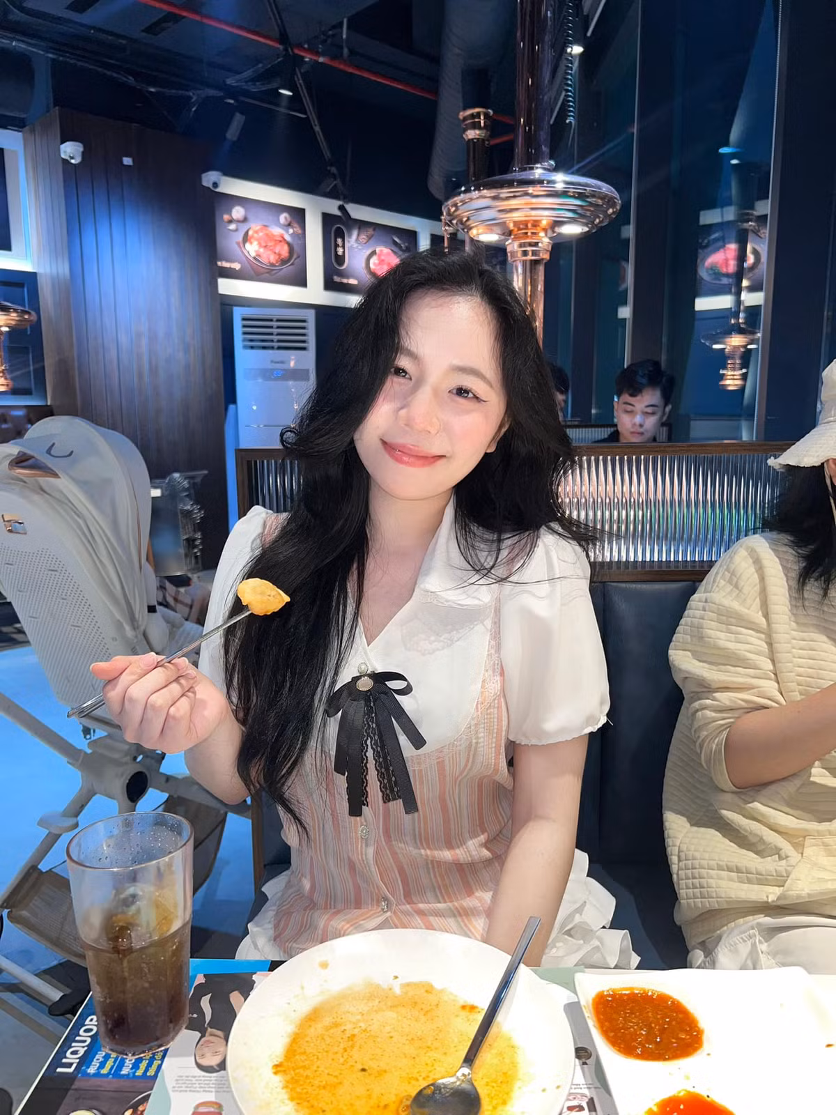 Nhiều người cho hay, hiếm lắm mới thấy Sammy Đào diện trang phục có phần quyến rũ, trưởng thành như vậy. Bởi trước đó, cô thường xuất hiện với những bộ cánh năng động, trẻ trung hơn.