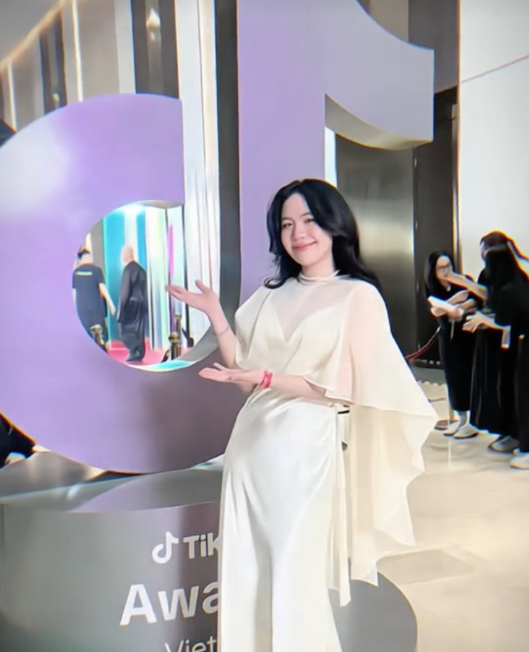 Người đẹp 2k1 diện một chiếc váy lụa khoe khéo body thon gọn, một cú hất tóc, xoay mặt của Sammy Đào cũng khiến 3,3 triệu người xem phải thả tim rần rần.