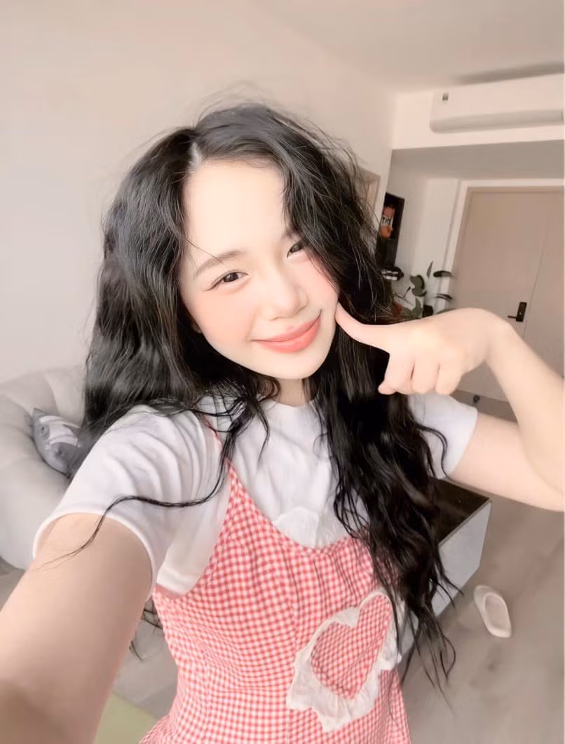 Netizen cũng bày tỏ, nhìn cách Sammy Đào lộ diện không khác gì các thần tiên tỷ tỷ vì vẻ đẹp phát sáng, dịu dàng đầy tính nữ.