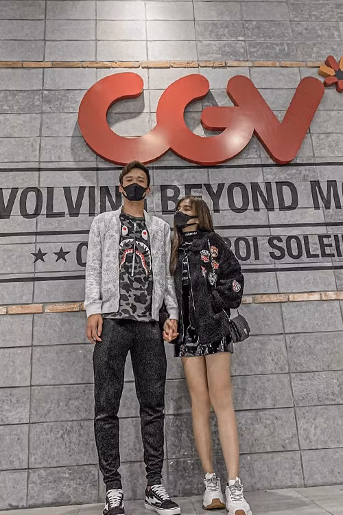 Điển hình như việc chỉ vì làm bồ giận, Hoàng Đức đã bí mật bay từ Hà Nội vào Đồng Nai để làm lành với nửa kia.