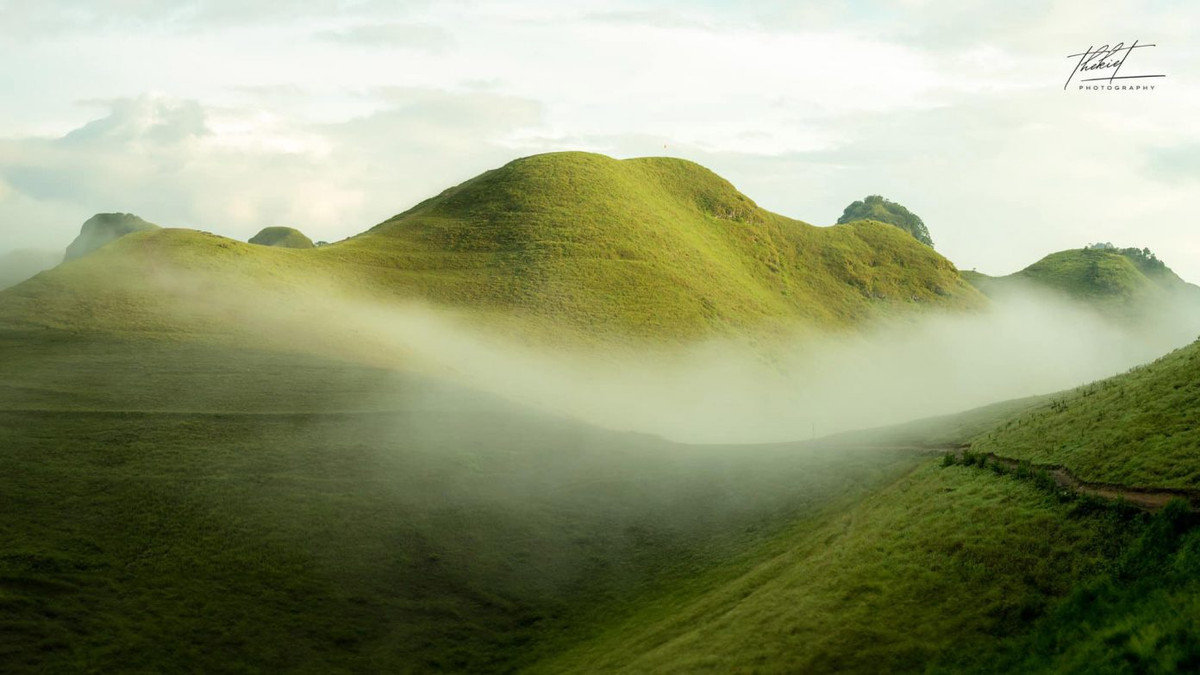 Đứng tại đồi cỏ Ba Quáng, du khách có thể ngắm trọn vẹn khung cảnh thiên nhiên tươi đẹp. Phía trên là bầu trời phủ mây, bên dưới là thảm cỏ xanh trải dài bất tận, phủ kín những quả đồi. Ảnh: Thế Kiệt