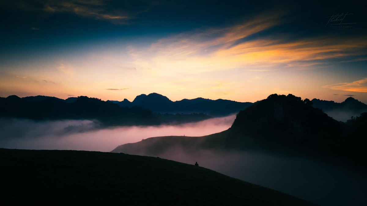 Thời điểm thích hợp nhất để chụp ảnh tại đồi cỏ Ba Quáng là vào sáng sớm và hoàng hôn, khi ánh mặt trời không quá gắt. Ảnh: Thế Kiệt