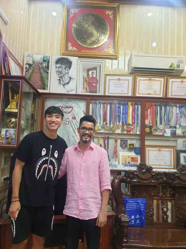 Bên cạnh đó, phong cách lẫn phong thái của bố vợ Đoàn Văn Hậu cũng khiến nhiều người trầm trồ. Trong ngày vui của con, chú Sơn lựa chọn diện bộ suit đến từ thương hiệu cao cấp Dolce &amp; Gabbana.