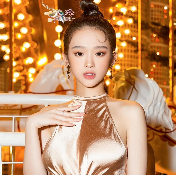 Mặc đẹp nhờ gu thẩm mỹ ấn tượng nhưng cũng phải công nhận vóc dáng của Linh Ka ngày càng hoàn thiện hơn.