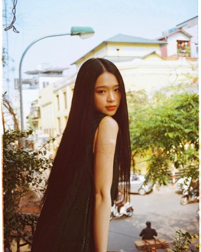 Điều này có được là nhờ Linh Ka thường xuyên rèn luyện thể thao. Giảm cân, giữ dáng là quá trình không dễ dàng, muốn đẹp bền vững và an toàn, luyện tập là cách thức phổ biến nhất.