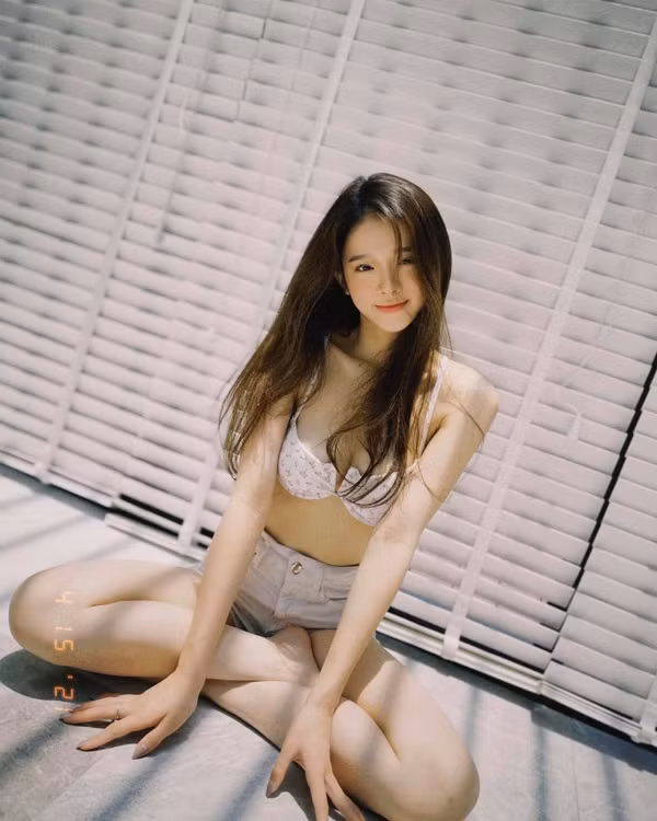 Trên trang cá nhân, hot girl Linh Ka khoe việc tập luyện pilates hàng ngày và điều này giúp cô nàng duy trì dễ dàng thân hình đẹp chuẩn búp bê của mình.