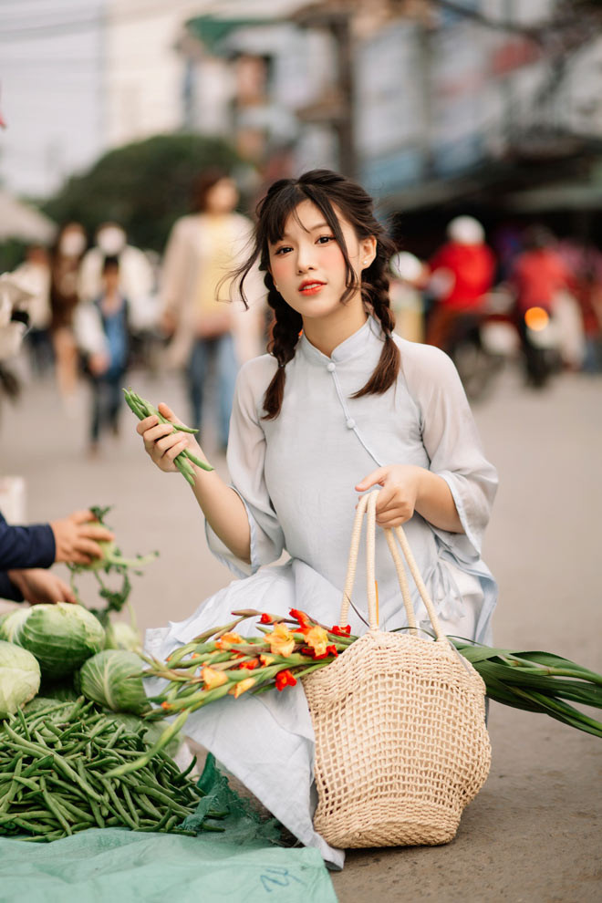 Cả cấp 2 và cấp 3, Khánh Chi đều là học sinh lớp chọn của những trường top ở thành phố Vinh, Nghệ An. Cô bạn thừa nhận, ít tham gia các cuộc thi học thuật, đổi lại dành nhiều thời gian tham gia các hoạt động ngoại khoá của trường cũng như thành phố.