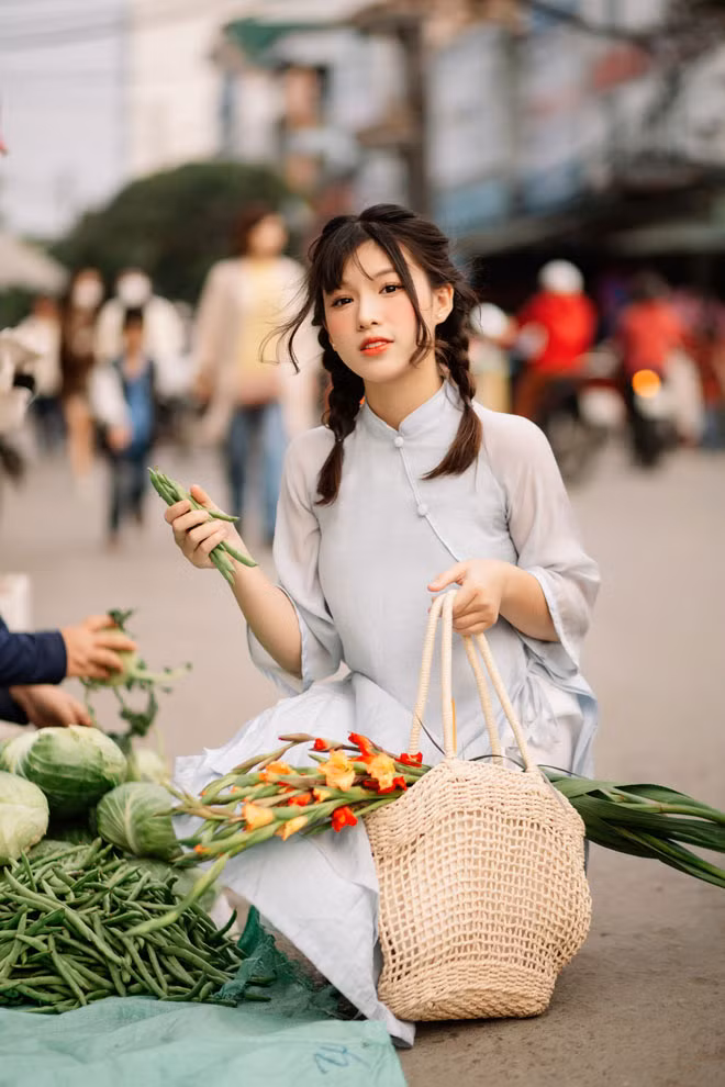 Cả cấp 2 và cấp 3, Khánh Chi đều là học sinh lớp chọn của những trường top ở thành phố Vinh, Nghệ An. Cô bạn thừa nhận, ít tham gia các cuộc thi học thuật, đổi lại dành nhiều thời gian tham gia các hoạt động ngoại khoá của trường cũng như thành phố.