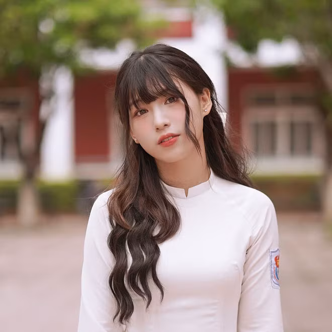 “Mình thấy may mắn vì được mọi người biết tới và khen ngợi về ngoại hình. Mình không nghĩ lại được khen nhiều như thế nên cảm xúc đầu tiên vẫn là hơi choáng ngợp. Mình rất vui và biết ơn nguồn năng lượng tích cực này”, Khánh Chi chia sẻ.