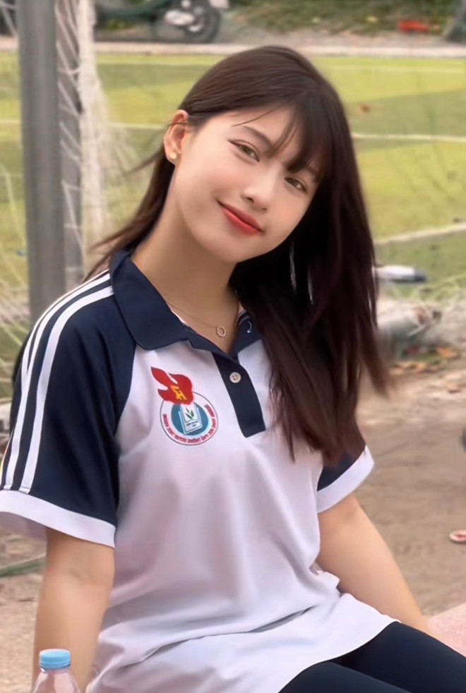 Loạt ảnh diện áo đồng phục học sinh của Khánh Chi được đăng tải trên fanpage Nghệ An với dòng chia sẻ: “Vẻ đẹp thiên thần của nữ sinh trường THPT Huỳnh Thúc Kháng, thành phố Vinh, Nghệ An".