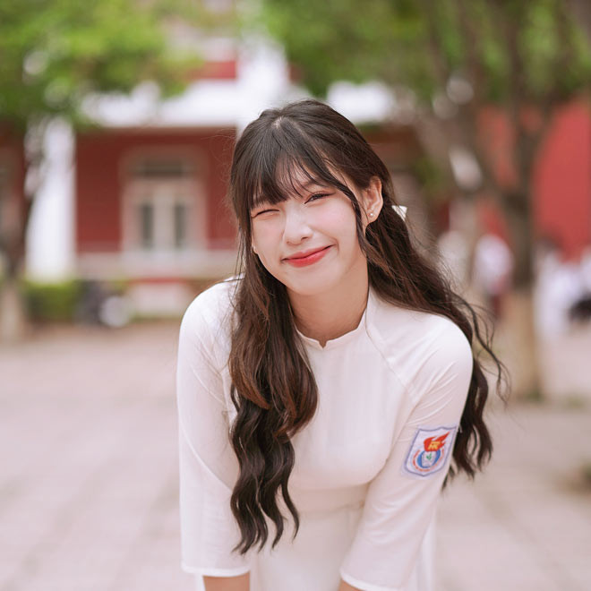 Nhờ thành tích học tập tốt, hoạt động ngoại khoá năng nổ và có năng khiếu, Khánh Chi đã được tuyển thẳng vào khoa Thiết kế Thời trang của trường Đại học Văn Lang (TP.HCM).