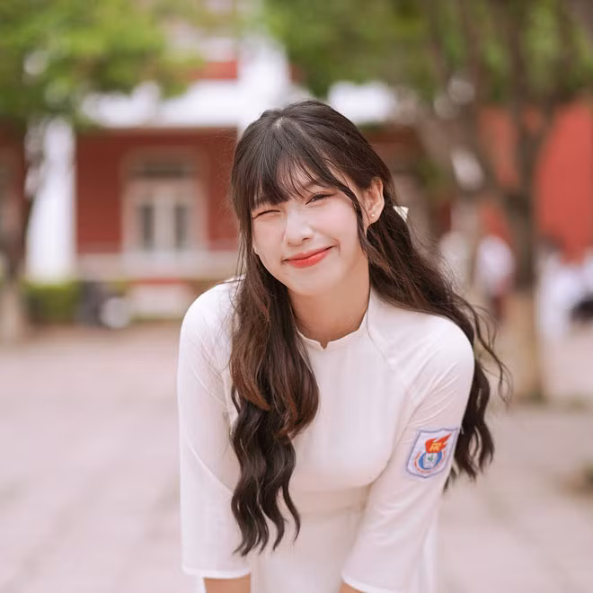 Nhờ thành tích học tập tốt, hoạt động ngoại khoá năng nổ và có năng khiếu, Khánh Chi đã được tuyển thẳng vào khoa Thiết kế Thời trang của trường Đại học Văn Lang (TP.HCM).