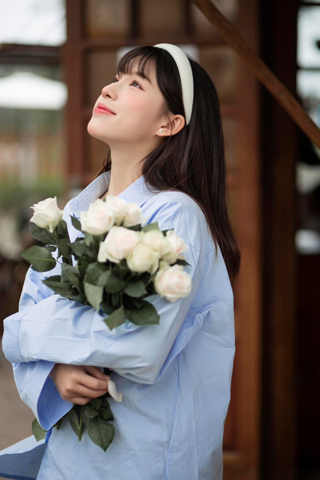 Khánh Chi hiện là học sinh lớp 12 của trường THPT Huỳnh Thúc Kháng (Nghệ An) – ngôi trường cấp ba có thành tích tốt ở Nghệ An. Kể từ khi những bức ảnh diện đồng phục của mình được lên sóng, cô nàng rất bất ngờ khi được mọi người dành cho sự quan tâm đặc biệt.