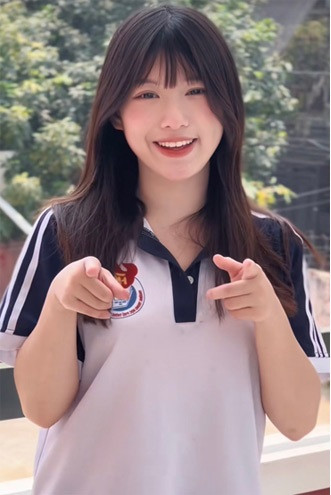 Chỉ sau một ngày, loạt ảnh nhận được hơn 10.000 lượt thích và hàng nghìn lượt bình luận quan tâm. Dân mạng dành nhiều lời khen cho nhan sắc khả ái của nữ sinh Nghệ An.