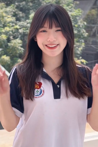 Khánh Chi sở hữu vẻ đẹp trong sáng, ngọt ngào. Dù không trang điểm cầu kỳ hay ăn mặc lộng lẫy, cô nàng vẫn gây ấn tượng đặc biệt ngay từ cái nhìn đầu tiên.