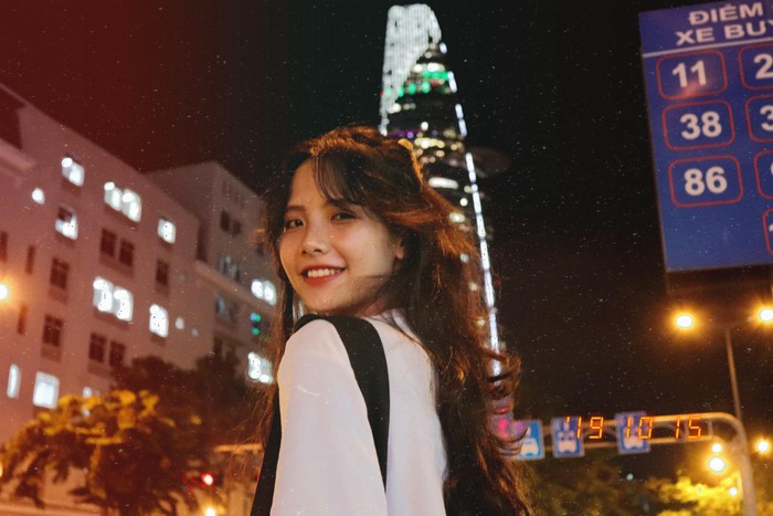 Hot girl ĐH Văn Lang sở hữu nhan sắc cực kỳ thu hút với đôi mắt cười, khuôn miệng tươi rói mà mái tóc dài thướt tha. Trên trang cá nhân, cô nàng ít tự mình up ảnh mà hoàn toàn là ảnh được tag.