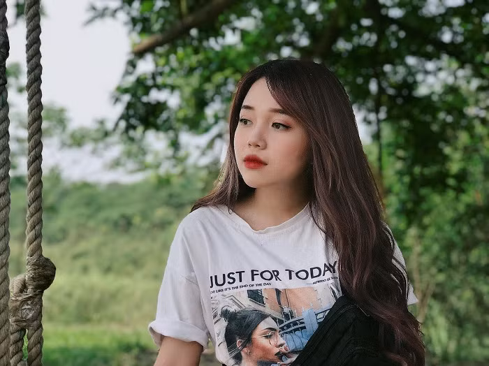 Nhan sắc của Linh Ngọc Đàm không chỉ xinh xắn trong mỗi bức ảnh up lên Facebook, Instagram… kể cả khi được tag vào những bài đăng của bạn thân như Misthy thì chẳng ai dìm được cô nàng tý nào.