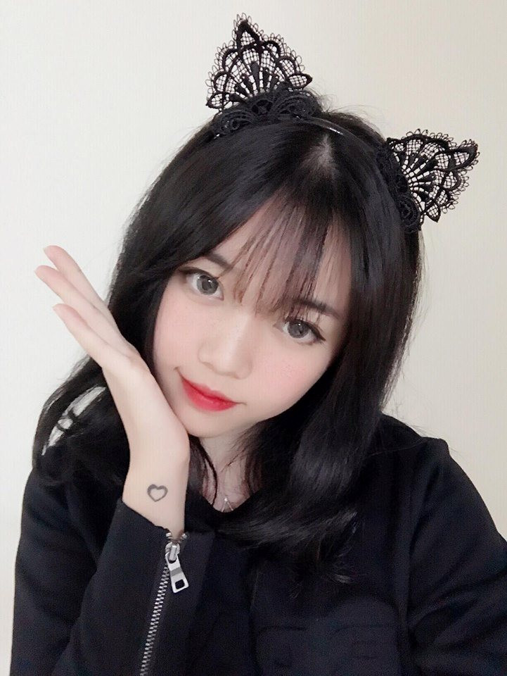 Với vẻ ngoài xinh như hot girl và khả năng chơi game cực đỉnh, cách nói chuyện duyên dáng, hài hước, mỗi buổi stream, Linh Ngọc Đàm thu hút một lượng người xem vô cùng đông đảo. Nữ streamer thường xuất hiện với trang phục cá tính, mạnh mẽ thì dạo gần đây, cô nàng trở nên trưởng thành hơn, chín chắn hơn khi thay đổi gu ăn mặc.