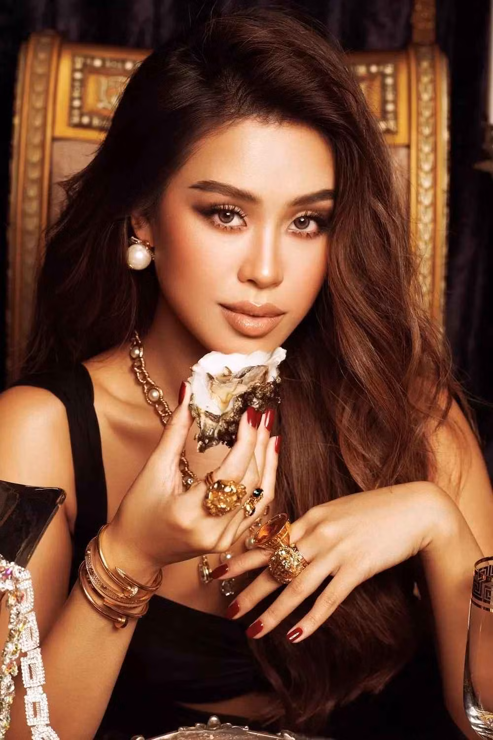 Tiếp xúc với thời trang và kinh doanh ngay từ khi còn trẻ, Tiên Nguyễn nhanh chóng được gia đình tin tưởng, giao phó những vị trí quan trọng cho cô tiếp quản.