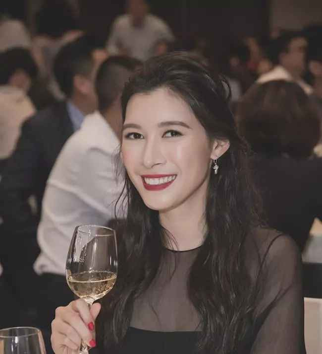 Được biết, một trong những người có tầm ảnh hưởng lớn nhất đến Ngọc Mỹ không nghi ngờ chính là bố cô - ông Nguyễn Tuấn Hải, Chủ tịch Alphanam.