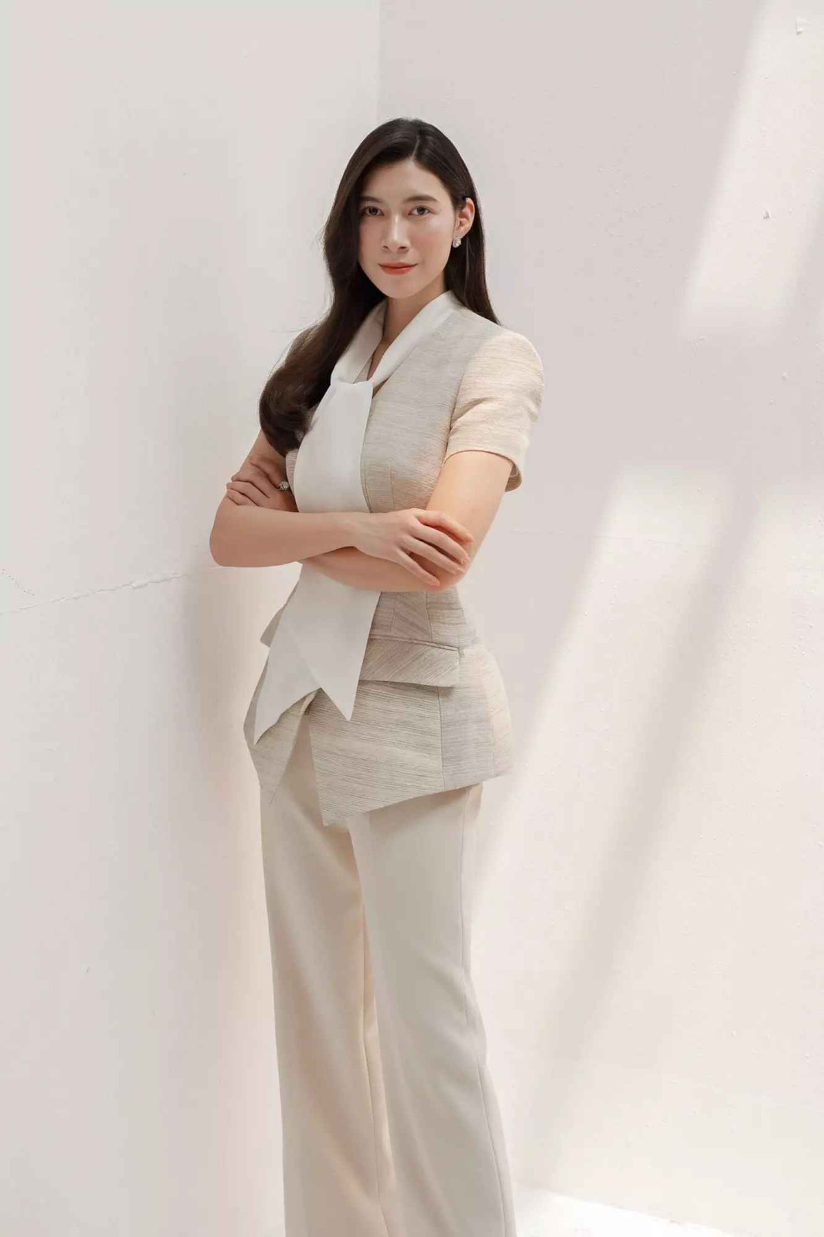 Rất nhiều những bước ngoặt trong cuộc đời Ngọc Mỹ đều có “can thiệp” của phụ huynh, chẳng hạn như việc cho cô đi du học ở một ngôi trường Thiên chúa giáo với các quy định nghiêm ngặt khi cô mới 14 tuổi hay khuyên răn cô với những câu nói như: “Dù con làm gì, ở đâu thì cũng phải làm lãnh đạo”, “Con phải làm thế nào để vẫn chơi được với bạn không thích mình mới giỏi”...