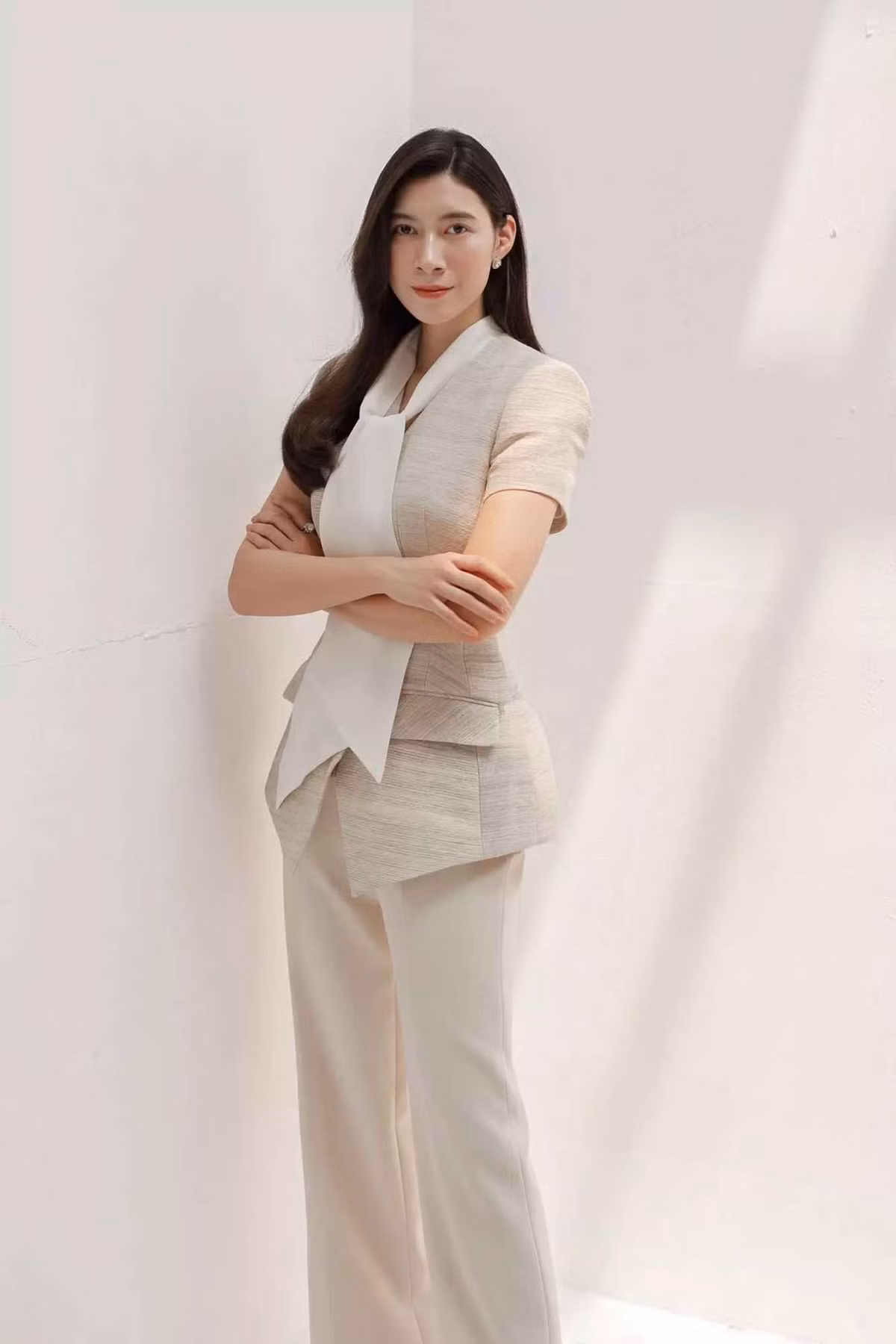 Rất nhiều những bước ngoặt trong cuộc đời Ngọc Mỹ đều có “can thiệp” của phụ huynh, chẳng hạn như việc cho cô đi du học ở một ngôi trường Thiên chúa giáo với các quy định nghiêm ngặt khi cô mới 14 tuổi hay khuyên răn cô với những câu nói như: “Dù con làm gì, ở đâu thì cũng phải làm lãnh đạo”, “Con phải làm thế nào để vẫn chơi được với bạn không thích mình mới giỏi”...