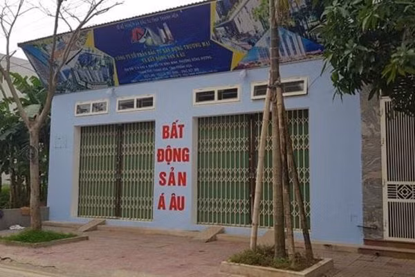 Buoi sang cuoi cung cua Chi cuc truong truoc khi uong ruou doc chet