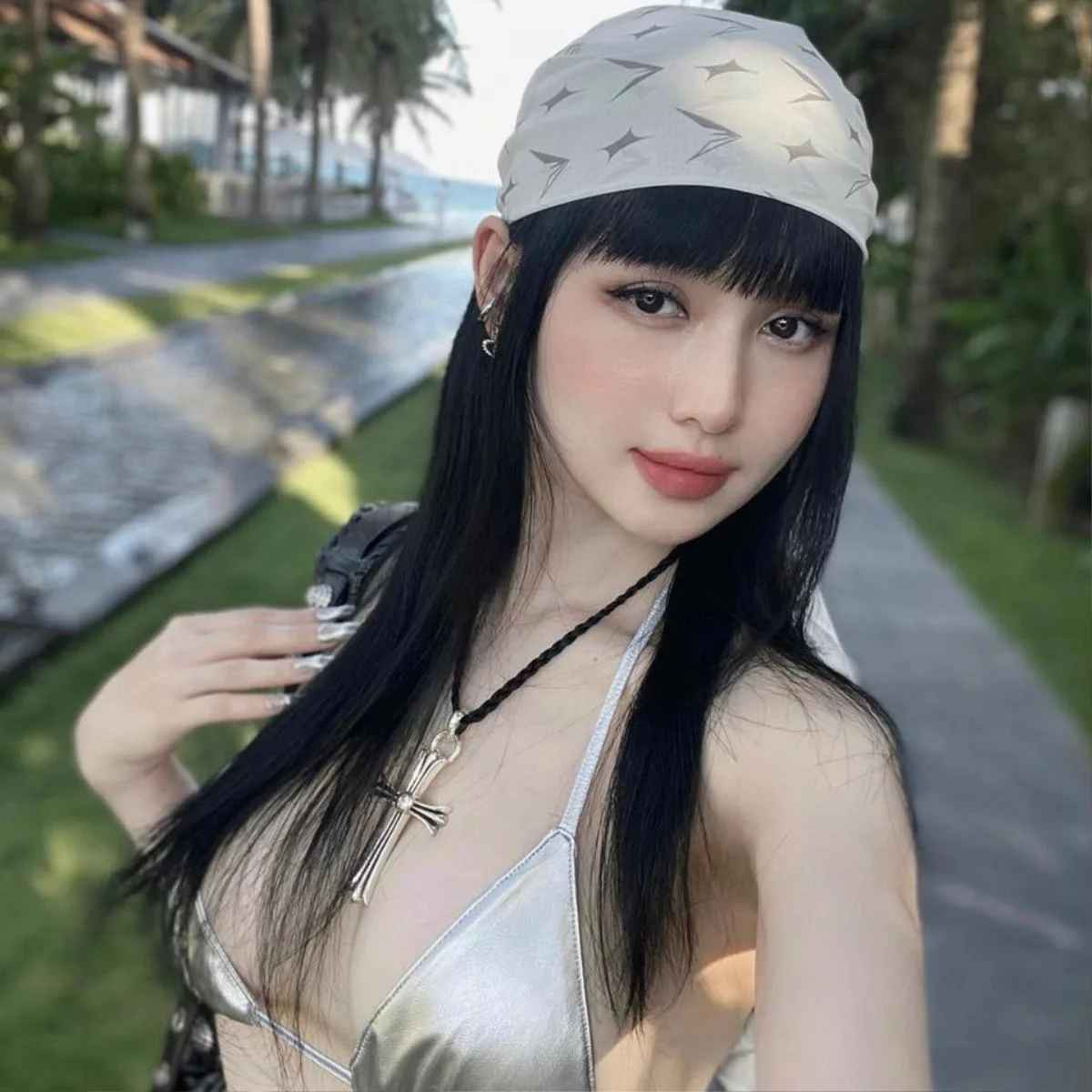 Tâm Tít đăng tải khoảnh khắc thả dáng bên bãi biển với visual nóng bỏng.