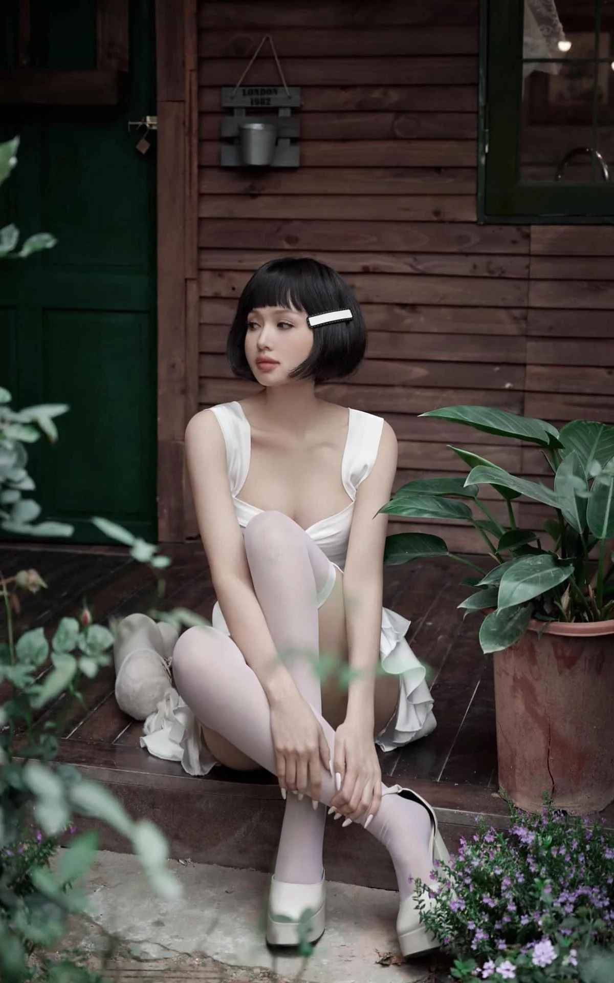 Sự chú ý của dân mạng đổ dồn vào vòng eo con kiến của Tâm Tít. Bà mẹ 2 con tự tin diện bikini khoe vòng 2 nhỏ xíu cùng vòng 1 "vạn người mê".