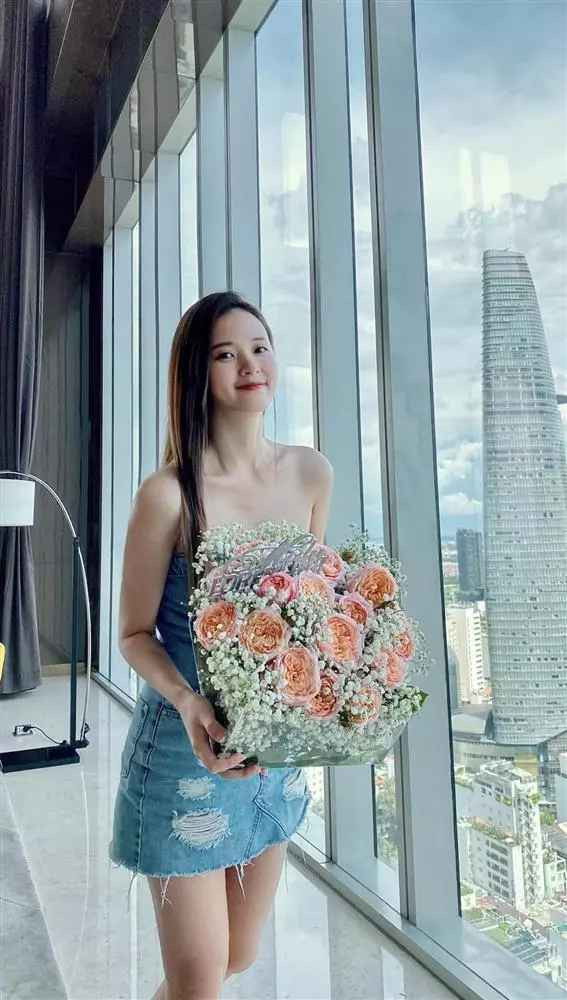 Mới đây trên trang cá nhân, Midu cập nhật loạt hình mới về bản thân. Khoảnh khắc ghi lại, hot girl Sài thành diện chiếc áo quây kết hợp cùng chân váy jeans.