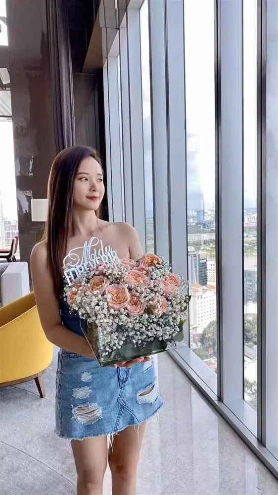 Chính màn phối đồ trên khiến nàng cựu hot girl như trẻ ra cả vài tuổi.