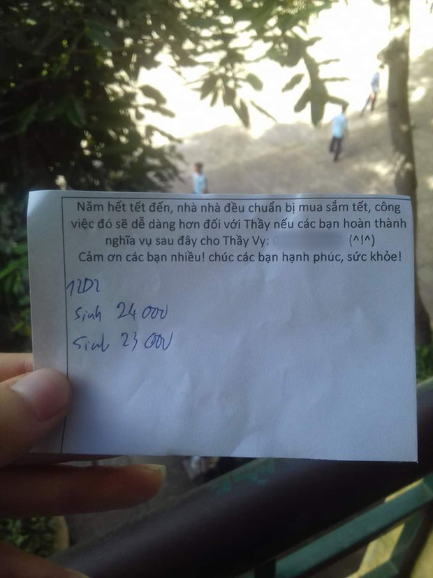 Một vài bình luận tinh ý chỉ ra chỗ viết tiền nợ bằng tay nên chắc hẳn phải có rất nhiều lớp chưa trả nên thầy giáo mới phải làm như vậy. Mong rằng sau khi nhận được giấy báo nợ, các lớp sẽ nhanh chóng trả tiền để nhà thầy có một cái Tết no ấm và sung túc hơn.