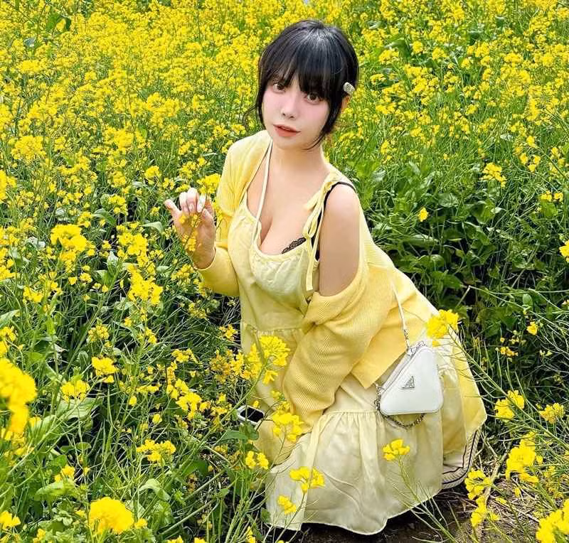 Gương mặt đẹp và body nóng bóng giúp Kim Da-mi không ngán bất cứ gu thời trang nào.