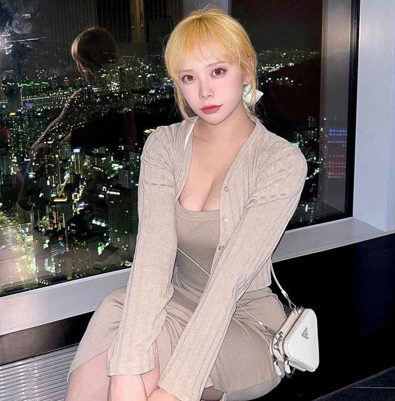 Những bức ảnh trên trang cá nhân của Kim Da-mi nhận về vô vàn lời khen nhờ body gợi cảm.