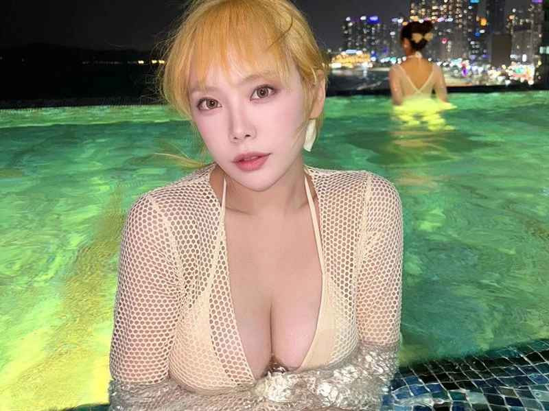 Điểm đặc biệt về ngoại hình của "thiên thần nội y" Hàn Quốc là sự tự tin và chú trọng đến việc duy trì vóc dáng S-line với đôi chân đùi to và hông lớn.