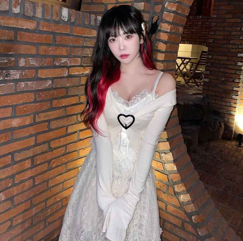 Trên trang cá nhân, Kim Da-mi thường xuyên khoe body "đâu ra đấy" của mình, đặc biệt là vòng 1 "tràn viền".