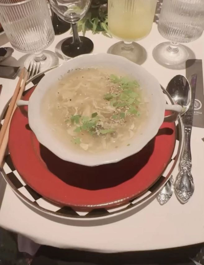 Trước những bàn ra tán vào, Đoàn Di Băng lên tiếng: "Băng thấy nhiều bạn, cố soi menu tiệc sinh nhật của Băng trên mạng. Xong cười chê, bảo tưởng sang trọng gì, menu quá bèo, tưởng phải là tôm hùm, bào ngư, vi cá.